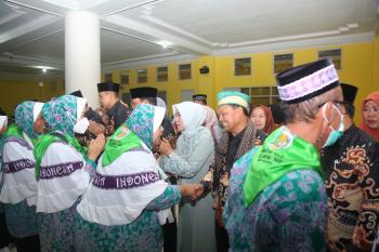 Pemkab Lamtim Berangkatkan 297 CJH Lamtim Gelombang Pertama